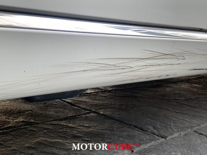 벤츠 사이드 스커트 스크래치 수리 전