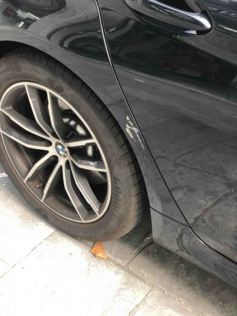 BMW 휀다 스크래치 수리 전