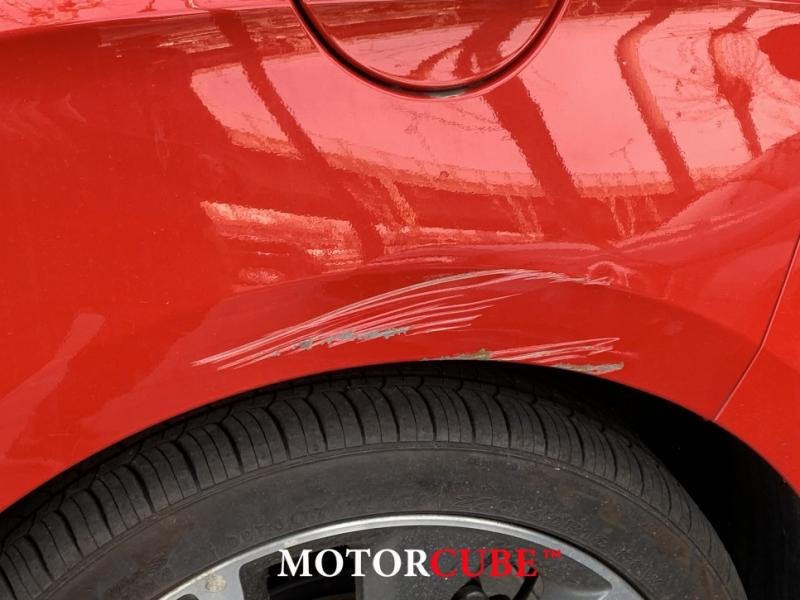 빨간 차 펜더 긁힘 수리 전