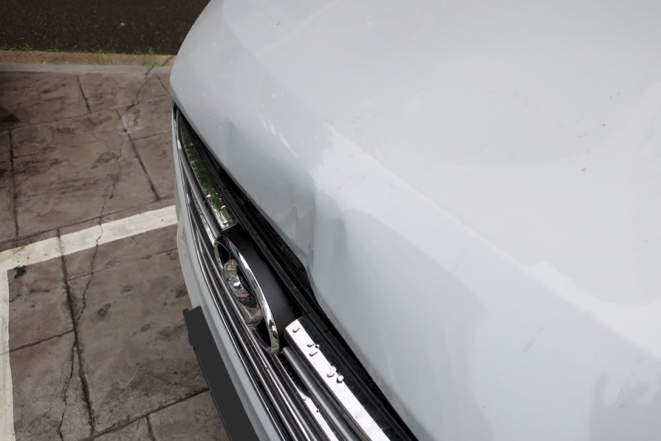 현대 투싼 NX4 앞범퍼 손상 전