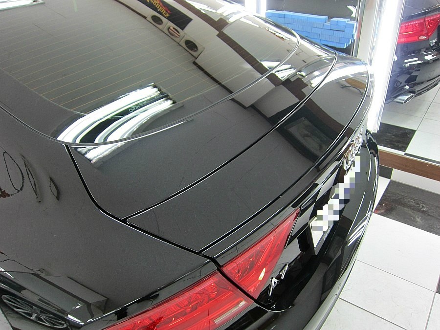 아우디 A7 운전석 앞뒤 도어 좌회전 충격으로 찌그러진 덴트·도색 손상 상태