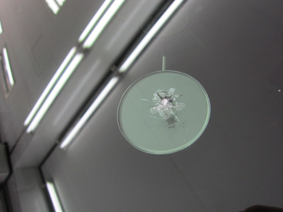 BMW 5시리즈 전면 유리 비산석 충격으로 발생한 대형 방사형 칩 손상 상태