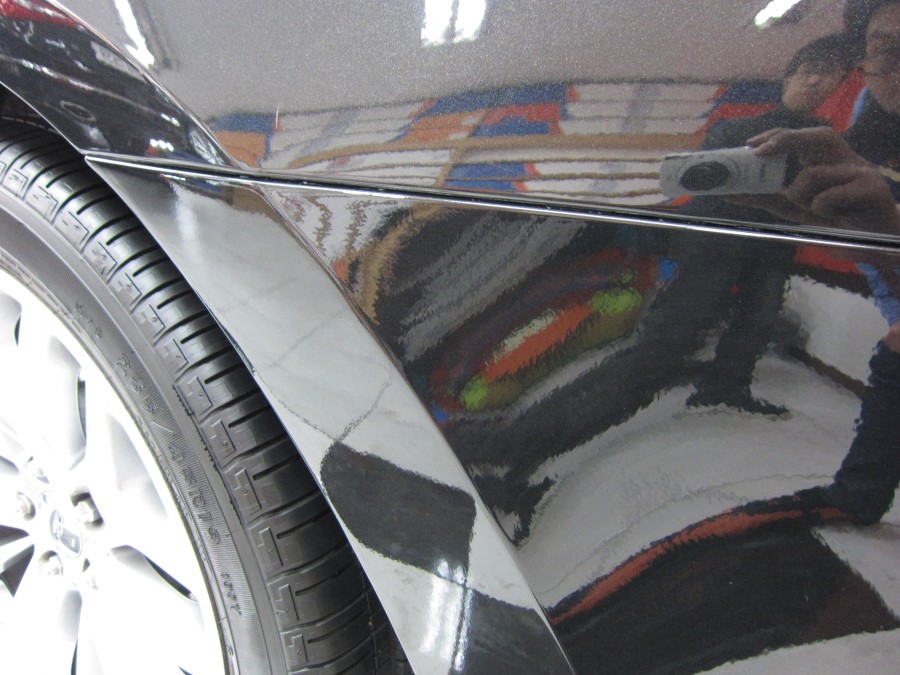 포드 토러스 뒤범퍼 흠집제거 판금도색 및 광택코팅 완료 후 깔끔한 외관