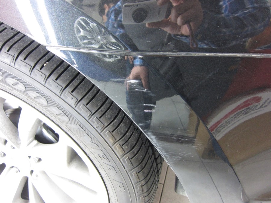 포드 토러스 뒤범퍼 운전 부주의로 발생한 흠집 및 도색 손상 상태