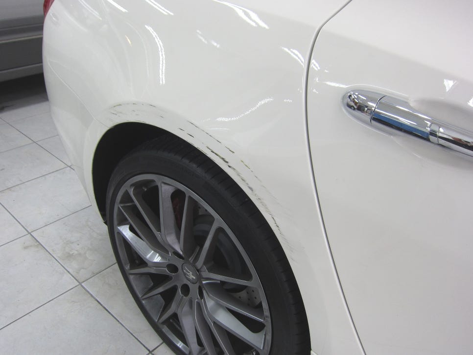 마세라티 콰트로포르테 뒷휀다 긁힘 도색 전