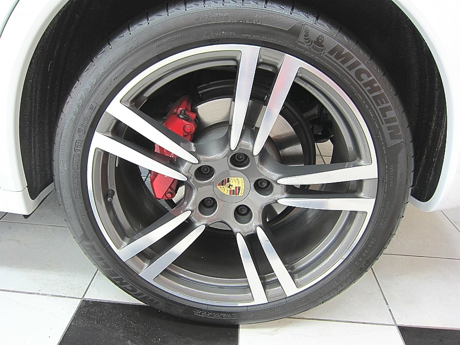 포르쉐 카이엔 GTS 신차 유리막코팅 완료 후 깊고 선명한 광택의 전체 외관