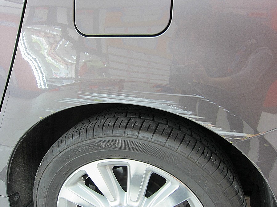 도요타 시에나 조수석 뒤 펜더 야간 주차 벽 접촉으로 도색 손상된 상태