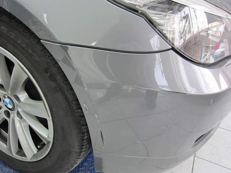 BMW 528i 사고로 인해 흠집이 생겨 자동차보험수리 시공 전