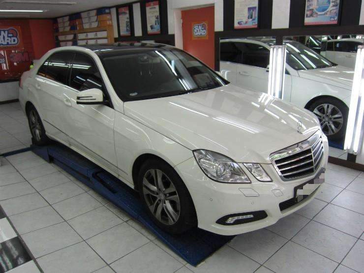 깨진차유리복원 수입차유리복원 벤츠e300/c200유리복 시공 전