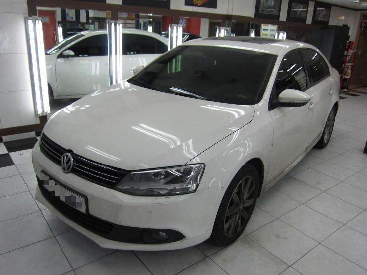 수입차 유리복원 전문점 모터큐브입니다-폭스바겐 제타 앞 시공 전