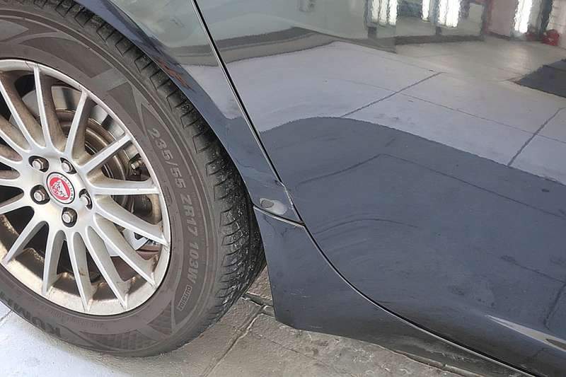 마포구 재규어 XF 뒤 펜더 덴트 후 광택 복원 시공 전