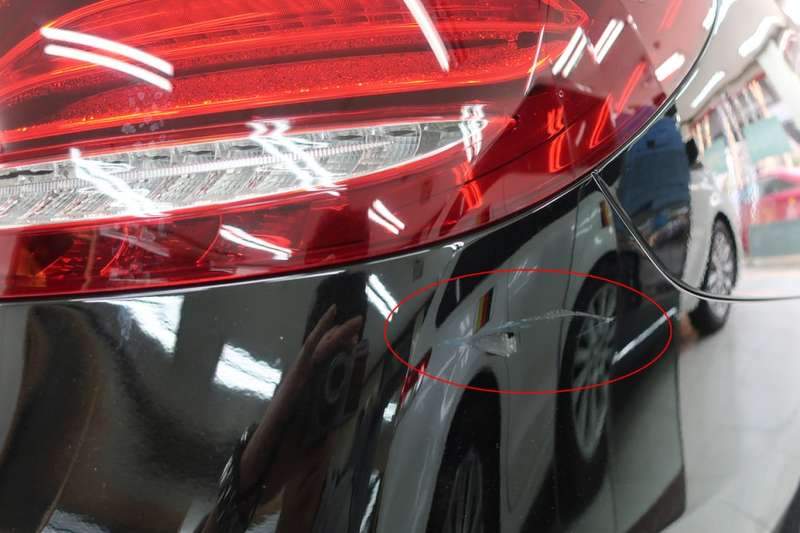 마포구 덴트 광택 복원 전문점에서 벤츠 E300 리어  시공 전