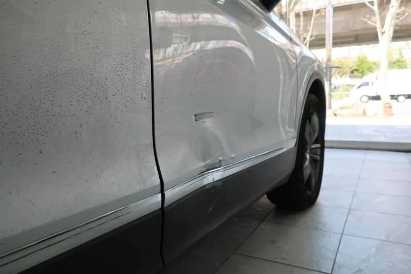 마포구 폭스바겐 티구안 찌그러진 도어 덴트와 광택 복원 시공 전