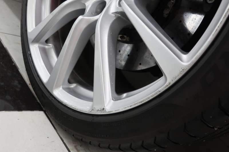 종로구 광화문에서 오신 애스턴마틴 마포구 덴트 광택에  시공 전