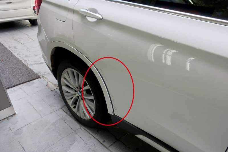 마포구 BMW X5 손상된 뒤 도어에 덴트 복원과 광택 시공 전